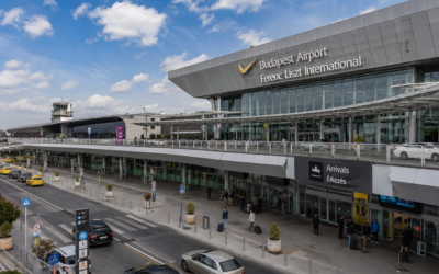 Vista exterior del Aeropuerto Internacional Ferenc Liszt de Budapest con terminales y zona de llegadas