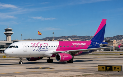 Avión de Wizz Air en pista de aeropuerto español con cielo azul