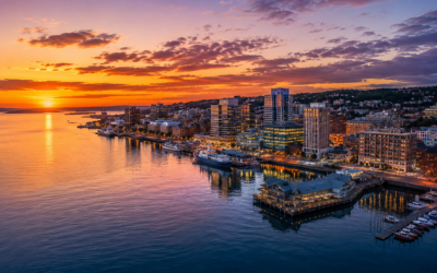 Vista aérea del puerto de Halifax al atardecer con el skyline de la ciudad reflejado en el agua, paisaje costero de Nueva Escocia