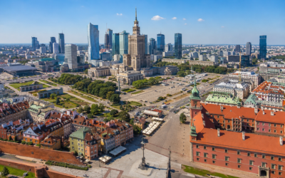 Vista aérea del centro de Varsovia con el Palacio de la Cultura y la Ciencia al fondo, día soleado