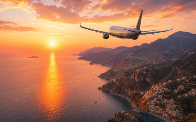 Avión sobrevolando la costa italiana con el Mediterráneo de fondo al atardecer