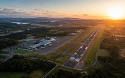 Vista aérea del aeropuerto de Santiago de Compostela rodeado de vegetación gallega, pista recién pavimentada al amanecer
