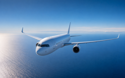Avión comercial en vuelo sobre el océano con cielo despejado, vista exterior fotorrealista