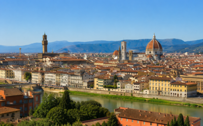 panorámica de Florencia con el Duomo al fondo y el río Arno en primer plano, cielo despejado