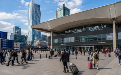 Estación de tren Warszawa Centralna con viajeros y maletas, ambiente moderno de ciudad europea