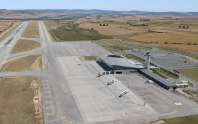 Aeropuerto regional español casi vacío, pista y terminal con muy poca actividad, fotografía aérea