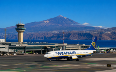 Aeropuerto de Gran Canaria o Tenerife con avión en pista bajo cielo despejado