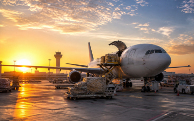 Avión de carga en pista de aeropuerto español al amanecer, ambiente industrial y logístico