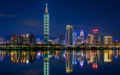 Skyline nocturno de Taipei con la torre Taipei 101 iluminada reflejada en el agua