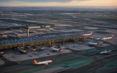 Vista aérea del aeropuerto Madrid-Barajas con aviones en pista, perspectiva profesional