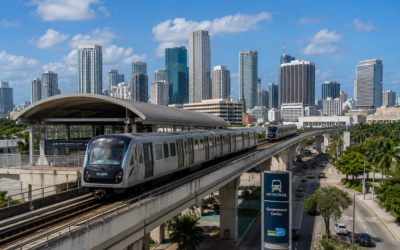 Estación del Metrorail de Miami con trenes elevados y el centro de la ciudad al fondo