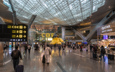 Terminal moderna del Aeropuerto Internacional Hamad de Doha con viajeros y arquitectura contemporánea