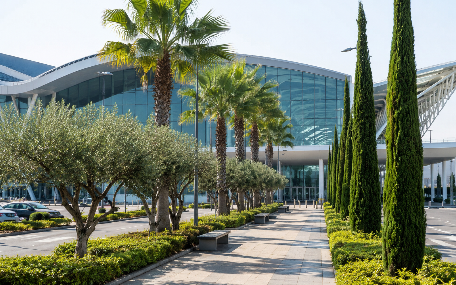 eje verde con palmeras y acceso a la estación de Renfe en la T2 de Barcelona