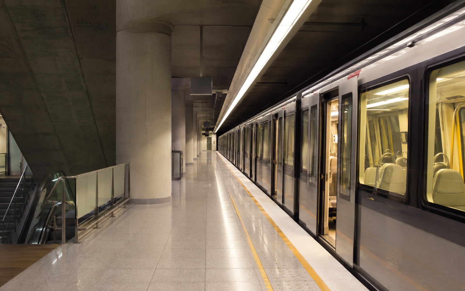 andén de la estación de tren dentro del aeropuerto de Bruselas