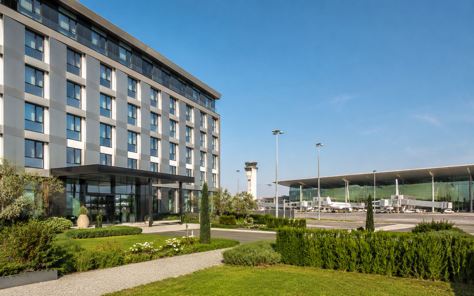 hotel de cuatro estrellas y zona ajardinada frente a la T2 de Barcelona