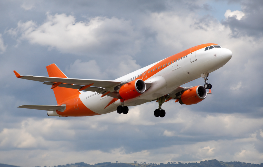 Avión de easyJet despegando, en plena venta de easyJet a fondos de capital privado