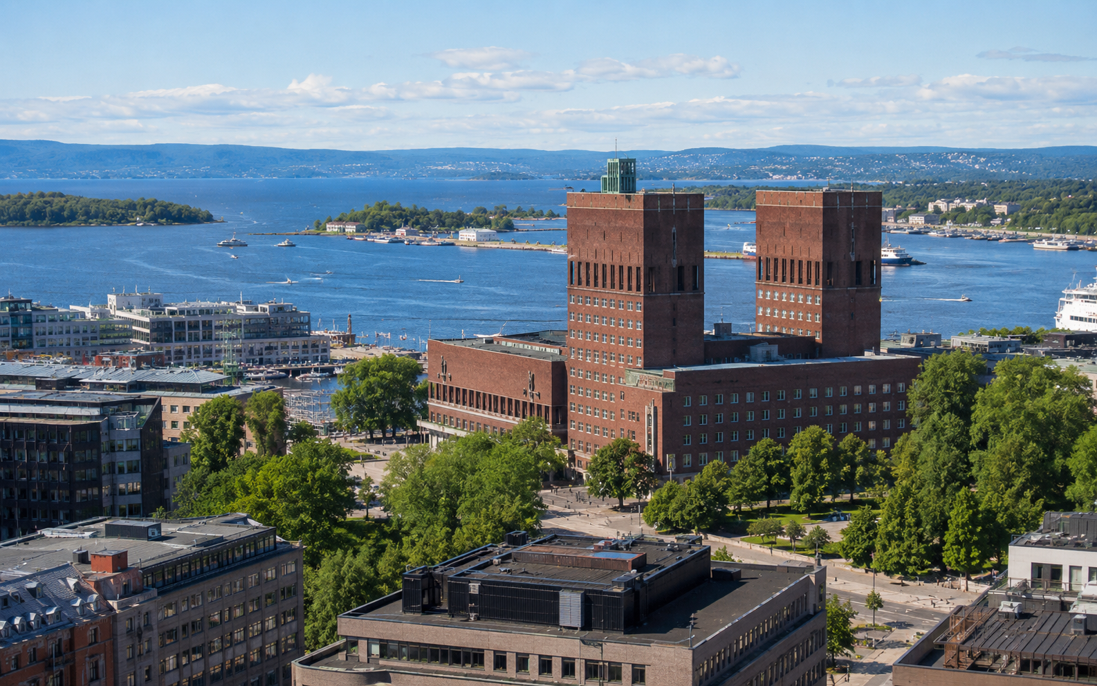 Vista del centro de Oslo con el ayuntamiento y el fiordo al fondo