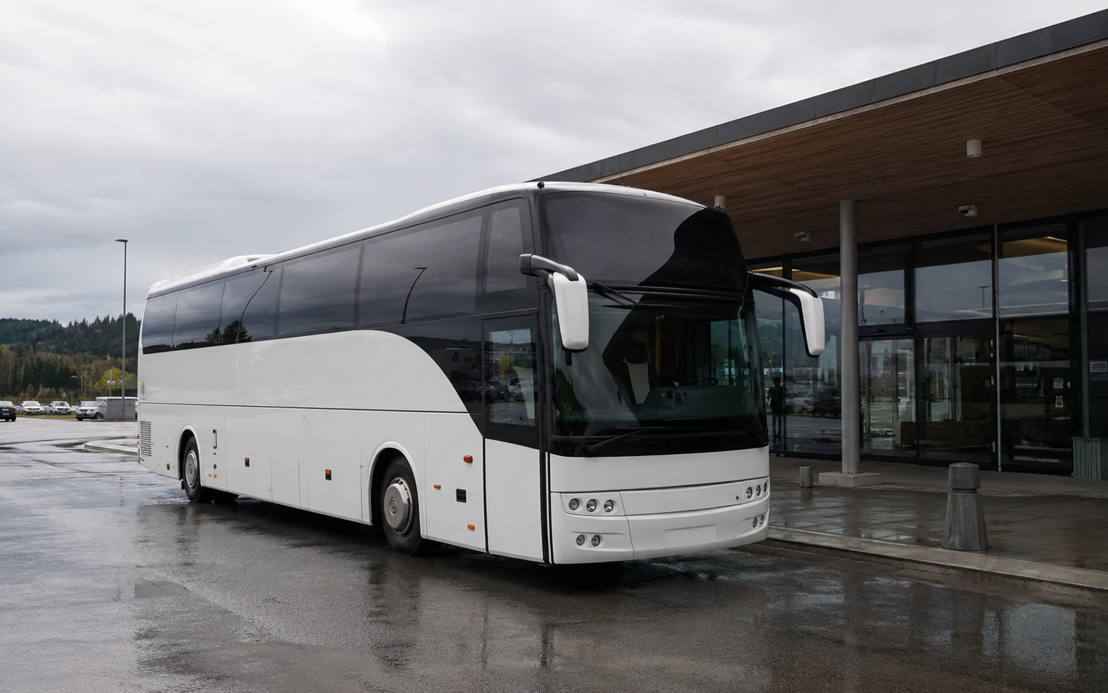 Autobús Torp-Ekspressen aparcado junto a la terminal del aeropuerto de Sandefjord Torp