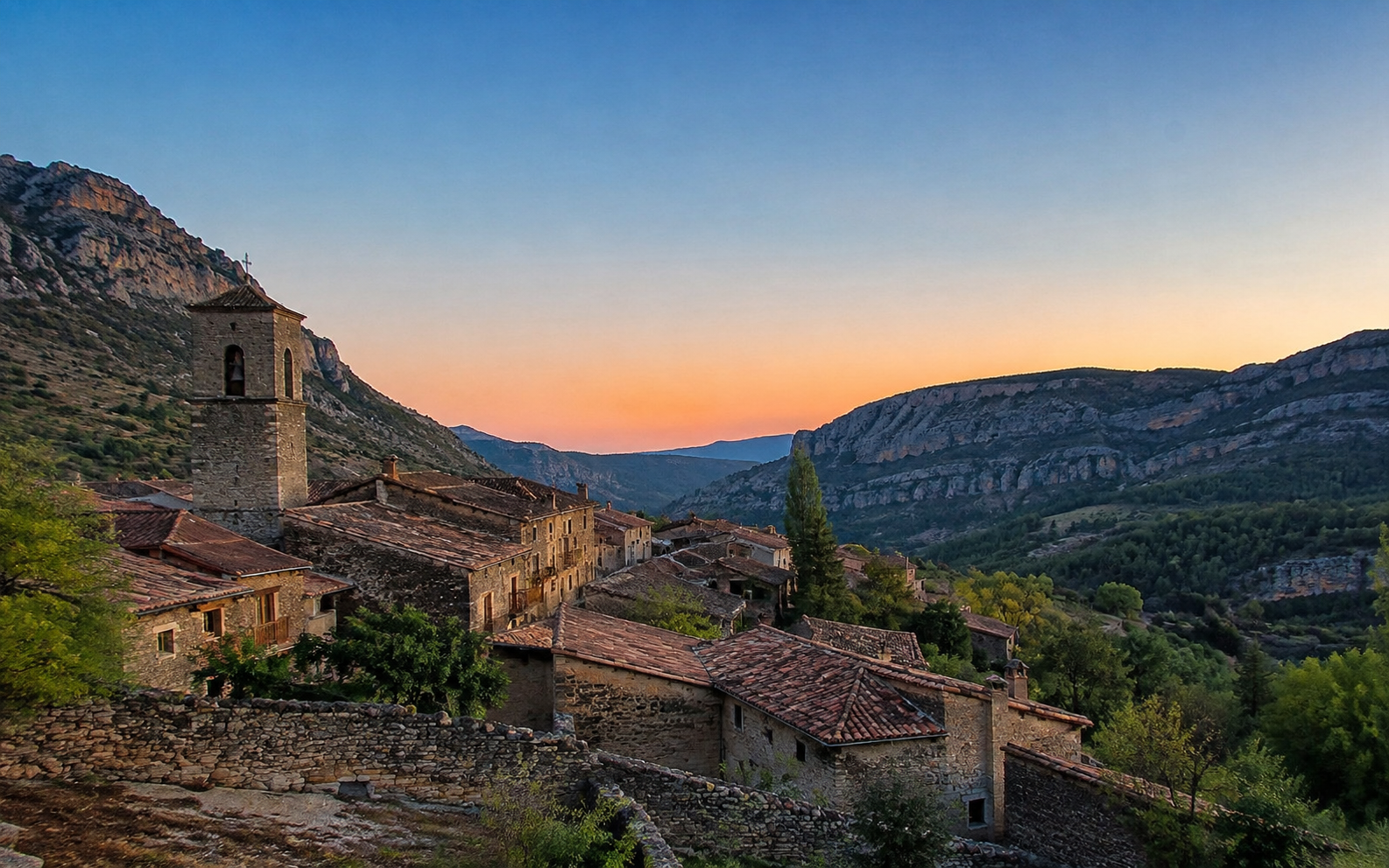 pueblo de montaña en el interior de Aragón con cielo despejado al atardecer
