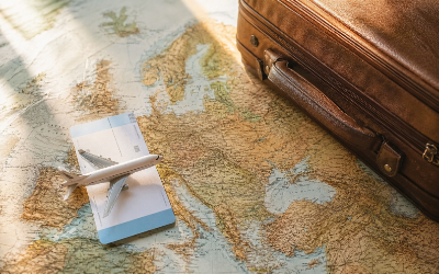 maleta y billete de avión sobre un mapa de Europa, luz natural