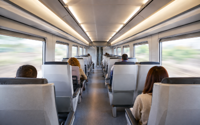 interior moderno de un tren de alta velocidad con pasajeros viajando