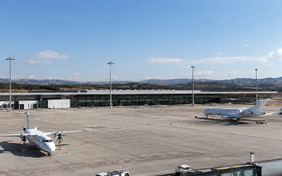 pista de un aeropuerto regional español con pocos aviones estacionados