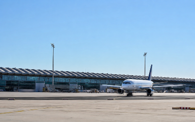 aeropuerto de Sevilla San Pablo con un avión en la pista