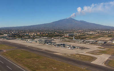 Vista aérea del aeropuerto de Catania con el volcán Etna al fondo