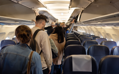 interior de un avión con pasajeros embarcando en un aeropuerto español