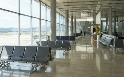terminal de un aeropuerto regional español con pocos pasajeros