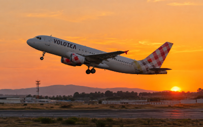 Avión de Volotea despegando desde un aeropuerto regional español al atardecer