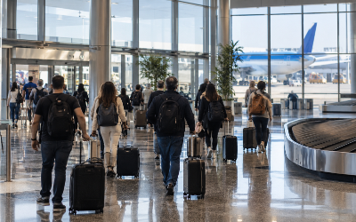 Terminal de llegadas del aeropuerto de Ezeiza con pasajeros y maletas