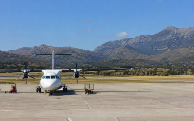 pista de un aeropuerto español pequeño con un avión de hélice aparcado