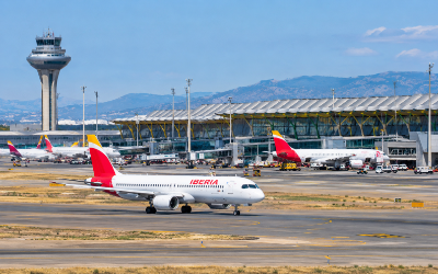 aeropuerto Adolfo Suárez Madrid-Barajas con aviones en la pista