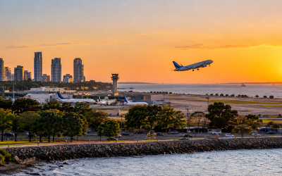 Vista del Aeroparque Jorge Newbery junto a la Costanera y el Río de la Plata