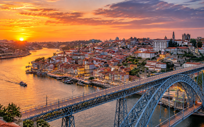 Vista panorámica de Oporto con el río Duero y el puente Luis I al atardecer