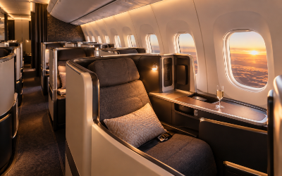 Cabina de business class de un avión moderno con asientos reclinables tipo cápsula