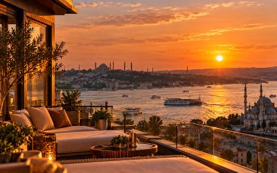 Vista de un hotel frente al Bósforo en Estambul al atardecer, sin personas visibles