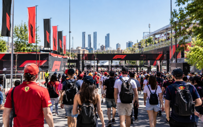 aficionados de Fórmula 1 caminando hacia la entrada de un circuito urbano