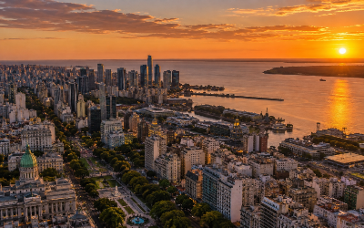 Vista aérea del horizonte de Buenos Aires al atardecer con el Río de la Plata de fondo, sin texto ni letras visibles