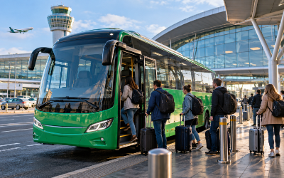 Autobús exprés parado en una parada frente a la terminal del aeropuerto de Dublín